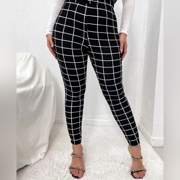 Forever 21 Pants - FOREVER 21 women's black squared pants. Skinny SIZE S